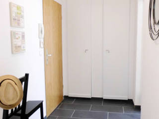 Home Staging - Dachgeschosswohnung in Duisburg, raum² - wir machen wohnen raum² - wir machen wohnen Industrial style corridor, hallway and stairs