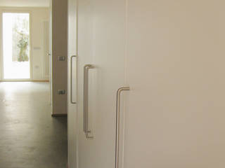 Reforma en Ravenna (Italia), Solé Studio Solé Studio Minimalist corridor, hallway & stairs