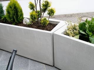 Moderne Blumenkübel und Pflanztröge aus Beton, Monomentals Monomentals حیاط