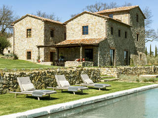 Une Villa Qui a des Inspirations Italienne: Toscane, dmesure dmesure Śródziemnomorskie domy