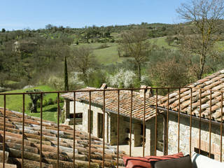 Une Villa Qui a des Inspirations Italienne: Toscane, dmesure dmesure Mediterranean style balcony, porch & terrace