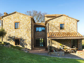 Une Villa Qui a des Inspirations Italienne: Toscane, dmesure dmesure Mediterranean style house