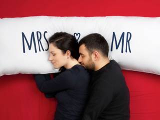 One Pillow - poduszka dla dwojga, Mr&Mrs Sleep Mr&Mrs Sleep غرفة نوم