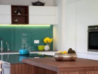 Contemporary Kitchen in Walnut and White Glass, in-toto Kitchens Design Studio Marlow in-toto Kitchens Design Studio Marlow Nowoczesna kuchnia