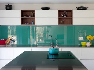 Contemporary Kitchen in Walnut and White Glass, in-toto Kitchens Design Studio Marlow in-toto Kitchens Design Studio Marlow Nowoczesna kuchnia