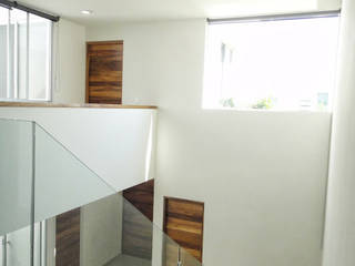 Casa Zaragoza, Abraham Cota Paredes Arquitecto Abraham Cota Paredes Arquitecto Couloir, entrée, escaliers modernes