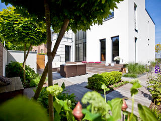 Privatgarten in Viersen, +grün GmbH +grün GmbH Minimalistischer Balkon, Veranda & Terrasse