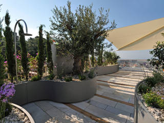 Exklusiver Dachgarten in Cannes, +grün GmbH +grün GmbH Mediterraner Balkon, Veranda & Terrasse