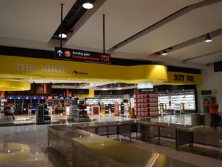 Comercio en aeropuerto Los Cabos (Mexico), URBAQ arquitectos URBAQ arquitectos Commercial spaces