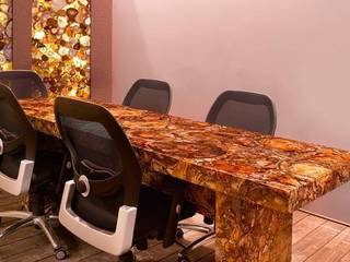 Petrified Wood Conference Table With Agate Wall Panel, Stonesmiths - Redefining Stoneage Stonesmiths - Redefining Stoneage Офісні приміщення та магазини