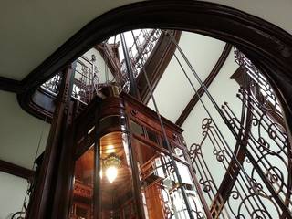 Restauración de ascensor de 1906 y adecuación a normativa vigente, MARCO LÓGICO CONSULTORES SL MARCO LÓGICO CONSULTORES SL Gang, hal & trappenhuis