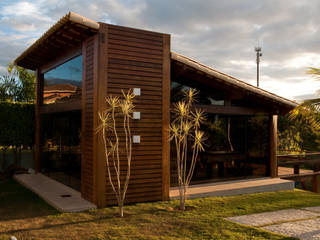 CASA COM VIDRO E MADEIRA, NATALIE TRAMONTINI ARQUITETURA E INTERIORES NATALIE TRAMONTINI ARQUITETURA E INTERIORES Country style houses