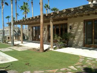 Casa vacacional en Los Cabos, Multivi Multivi Puertas y ventanas de estilo tropical