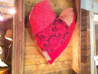 Coeur cousu en boutis aciens sur cadre en bois ancien de 1m30 de diamètre, ANTONIN Liliane ANTONIN Liliane Other spaces