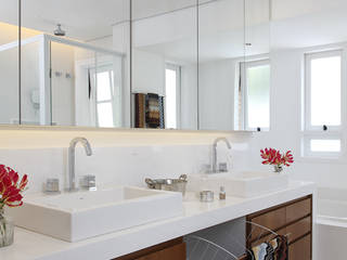 Integração e renovação, Lore Arquitetura Lore Arquitetura Classic style bathroom Medicine cabinets