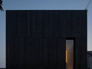 松原の黒い家, eu建築設計 eu建築設計 Дома в стиле модерн