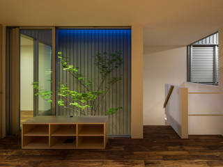 鳳の家 House in Otori, arbol arbol Modern Corridor, Hallway and Staircase