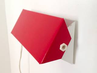 Applique rouge à la Charlotte Perriand, La maison bruxelloise La maison bruxelloise Phòng ngủ phong cách tối giản