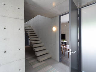 笑顔とsky-line, 風景のある家.LLC 風景のある家.LLC industrial style corridor, hallway & stairs. Concrete