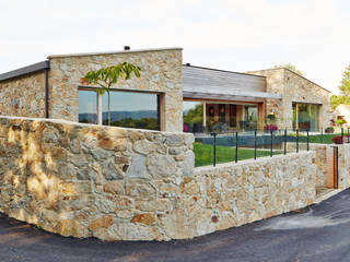 Una Casa con Paredes de Piedra y Jardines de Sueño, HUGA ARQUITECTOS HUGA ARQUITECTOS منازل