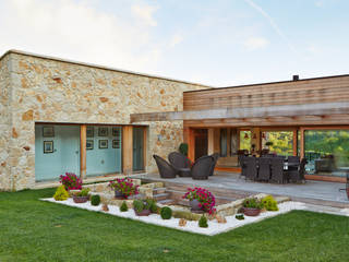 Una Casa con Paredes de Piedra y Jardines de Sueño, HUGA ARQUITECTOS HUGA ARQUITECTOS Будинки