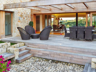 Una Casa con Paredes de Piedra y Jardines de Sueño, HUGA ARQUITECTOS HUGA ARQUITECTOS Casas rústicas