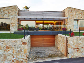 Una Casa con Paredes de Piedra y Jardines de Sueño, HUGA ARQUITECTOS HUGA ARQUITECTOS Будинки