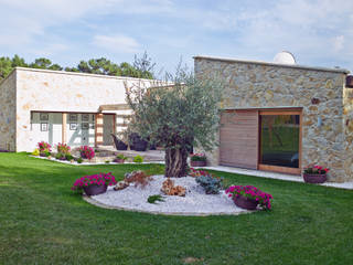 Una Casa con Paredes de Piedra y Jardines de Sueño, HUGA ARQUITECTOS HUGA ARQUITECTOS منازل