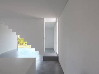 case Soru-Grazia, Cattaneo Brindelli architetti associati Cattaneo Brindelli architetti associati Minimalist corridor, hallway & stairs