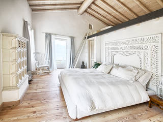 RISTRUTTURAZIONE: una casa da monte affacciata sul lago , STUDIO PAOLA FAVRETTO SAGL STUDIO PAOLA FAVRETTO SAGL Rustic style bedroom Engineered Wood Transparent
