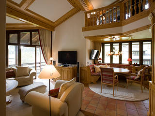 Alpines Chalet mit persönlichem Charme, BAUR WohnFaszination GmbH BAUR WohnFaszination GmbH Country style living room