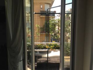 Piccolo Balconcino di 90 cm. Little balcony deep 90 cm., sabigarden sabigarden Balcones y terrazas de estilo moderno