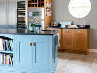 Oak and Handpainted kitchen with Island by Christopher Howard, Christopher Howard Christopher Howard Cocinas de estilo clásico