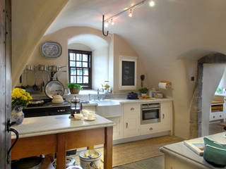 Castle kitchen and pantry by Christopher Howard Christopher Howard Cocinas integrales Mármol Scottish Castle, Castle interior, castle kitchen, bespoke units, kitchen larder, castle larder, kitchen island, white kitchen, Belfast sink, Oak Island, AGA fridge, AGA oven, AGA module oven, gun loop feature,