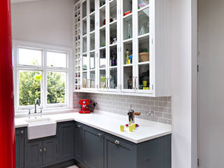 Bespoke Handmade Traditional Kitchen, Williams Ridout Williams Ridout Cocinas modernas: Ideas, imágenes y decoración Estanterías y despensas