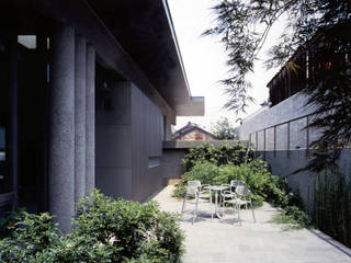 蒲郡、商業地指定ながら平屋としてゆったりと建つ海辺市街地の別荘 マイアミビエンナーレ居住部門ゴールドメダル受賞, JWA，Jun Watanabe & Associates JWA，Jun Watanabe & Associates モダンデザインの テラス