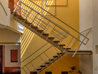 Staircase + Dining Studio An-V-Thot Architects Pvt. Ltd. 現代房屋設計點子、靈感 & 圖片