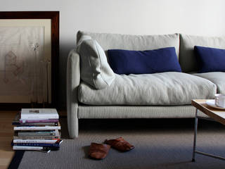 Astiva sofa for TRISHNA JIVANA, TOMOYUKI MATSUOKA DESIGN TOMOYUKI MATSUOKA DESIGN 北欧デザインの リビング