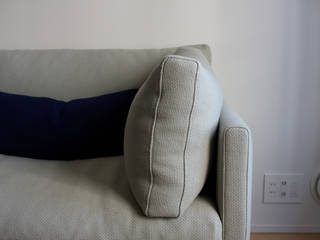 Astiva sofa for TRISHNA JIVANA, TOMOYUKI MATSUOKA DESIGN TOMOYUKI MATSUOKA DESIGN Scandinavian style living room