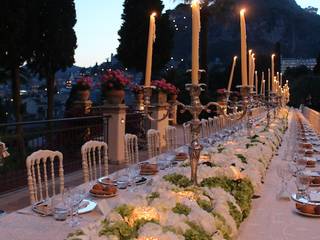 Tavolo imperia con runner floreale, michelangelo finocchiaro michelangelo finocchiaro Balcone, Veranda & Terrazza in stile classico