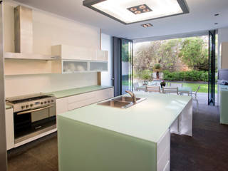 House V Serrano+ 現代廚房設計點子、靈感&圖片