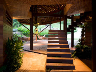 Casa Folha, Mareines+Patalano Arquitetura Mareines+Patalano Arquitetura Tropical style corridor, hallway & stairs