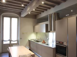 Design e tradizione: ristrutturazione e interior design di un’abitazione in un palazzo storico a Parma, Italia, Studio BFG Studio BFG Modern home