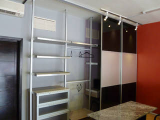 Vestidor con postes de aluminio, fabrè fabrè Walk in closets de estilo minimalista