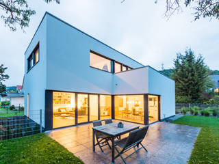 Balance House - Single Family House in Weinheim, Germany, Helwig Haus und Raum Planungs GmbH Helwig Haus und Raum Planungs GmbH 露臺