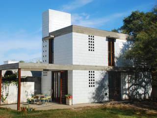 ​Casa La Blanca , MULA.Arquitectos MULA.Arquitectos Case in stile industriale