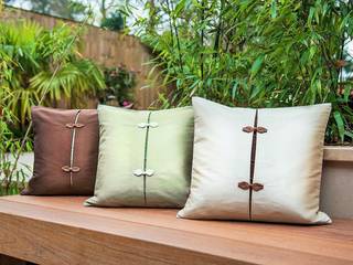 Asiatique Handmade Silk Cushions Le Cocon Salas de estilo asiático Accesorios y decoración