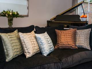 Hand Pleated Silk Cushions, Le Cocon Le Cocon Ruang Keluarga Gaya Asia