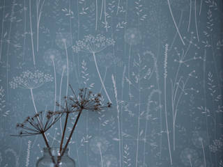 The Magic of the Teal Color: Paper Meadow Wallpaper by Hannah Nunn, Hannah Nunn Hannah Nunn Paredes y pisos de estilo clásico