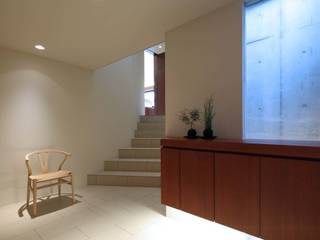 House in Fushimi, 設計組織DNA 設計組織DNA Moderner Flur, Diele & Treppenhaus